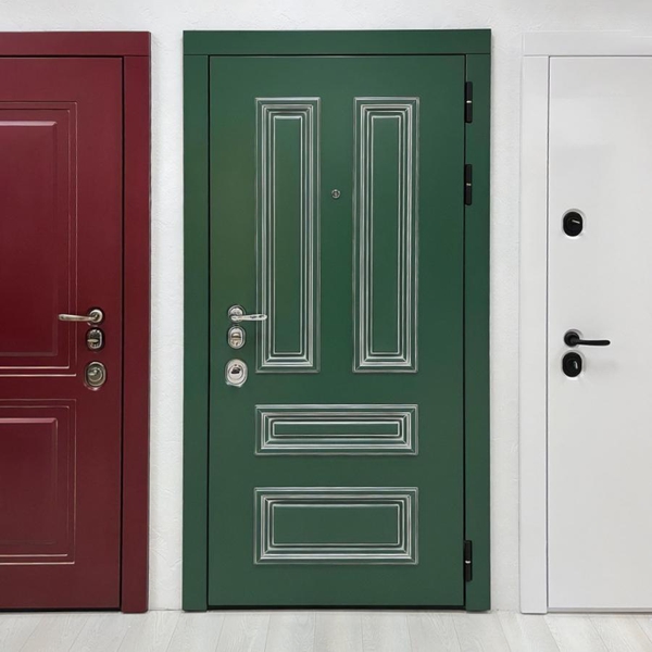 Зеленая дверь на стенде