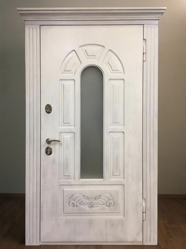 С карнизом и окном