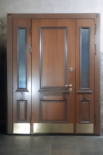 Дверь с отбойниками