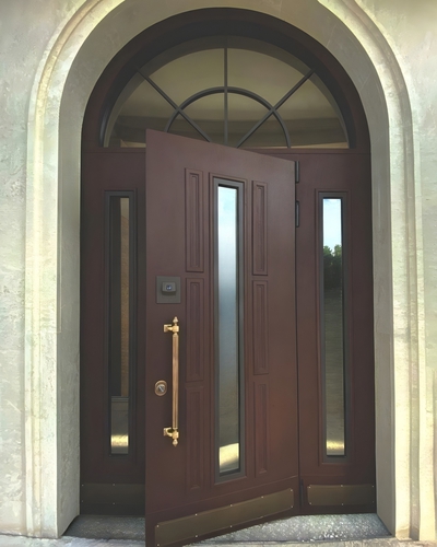Арочная парадная дверь