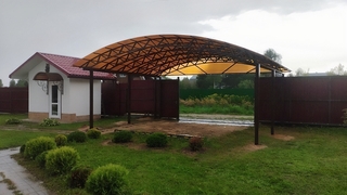 Арочный навес с крышей из поликарбоната для стоянки авто