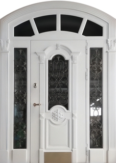 Арочная парадная термодверь с ковкой, стеклом и отбойником (белый МДФ с резьбой) Арочная парадная термодверь с ковкой, стеклом и отбойником (белый МДФ с резьбой)