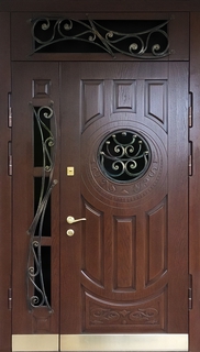 Полуторная термодверь с фрамугой, отбойниками, художественной ковкой и стеклами (МДФ шпон)