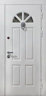Входная термодверь с полукруглым окном, кнокером и белыми окрашенными панелями МДФ RAL
