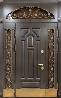 Полуторная парадная термодверь с остекленными вставками, ковкой и отбойниками (отделка МДФ со шпоном)